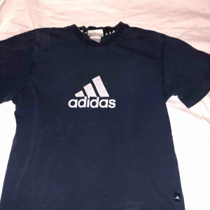  - T-shirt från Adidas, köparen står för frakten 