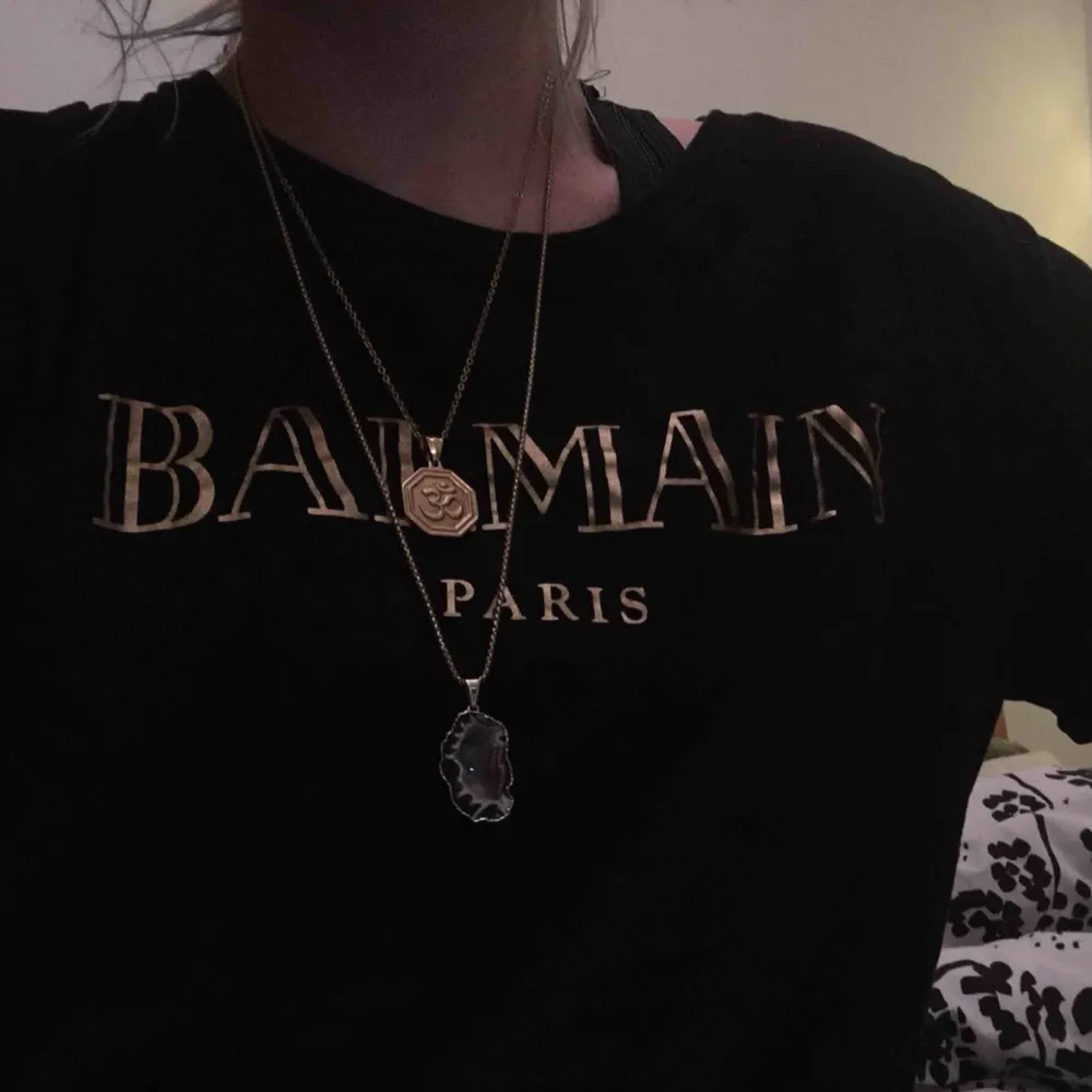 Säljer min älskade T-shirt från Balmain collaboration med Hm jag har strl S och den sitter löst på mig, frakt på 55 kr tillkommer!. T-shirts.
