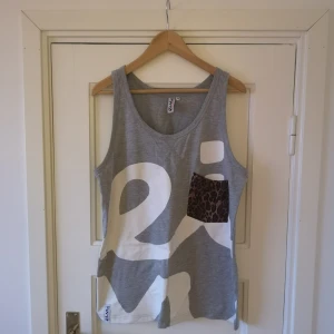  - Linne med snygga detaljer från Eivy. Längre slappare modell. Superskönt! 