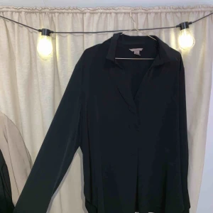  - Svart snygg skjorta/blus från H&M+. Näst intill oanvänd!   Betalas med swish. Kan mötas upp i Halmstad eller skicka mot frakt som betalas av köparen. 