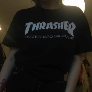  - Äkta Thrasher t-shirt, bra skick men som ni kan se på bokstäverna på sista bilden har dem lite sprickor men syns endast på nära håll kommer från att ha tvättat den! Frakt på 55kr