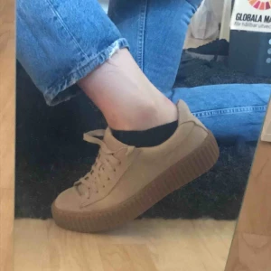  - Hej!  Jag säljer nu mina skor pga dom aldrig kommer till användning. Skorna har en platå sula och är i storlek 39. Kommer från Nelly och är köpta för 299kr och säljer för 160kr + frakt