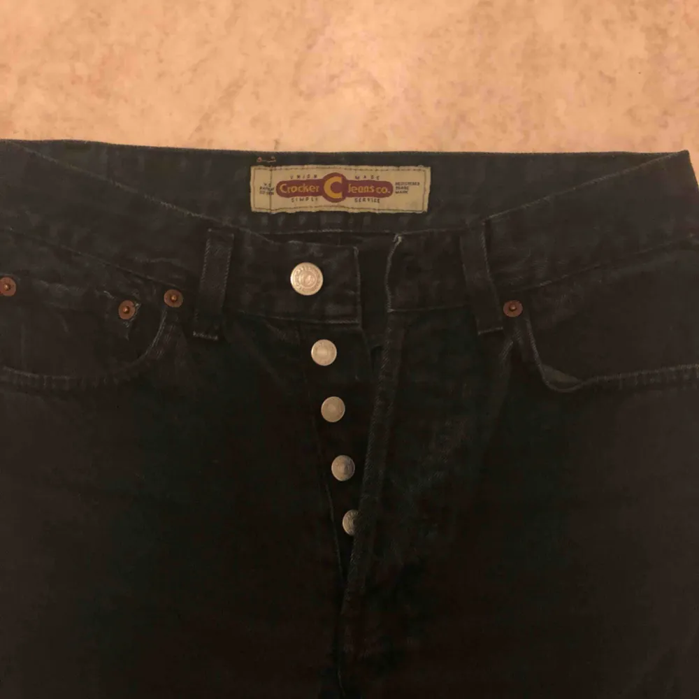 Vintage jeans från Crocker. Passar en 25/26:a :) Svarta mot det gråa hållet! . Jeans & Byxor.