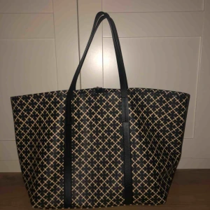  - ÄKTA MALENE BIRGER VÄSKA En stor tote bag, perfekt till vardags allt får plats!  Superfin kvalite.  Nypris-2800kr 