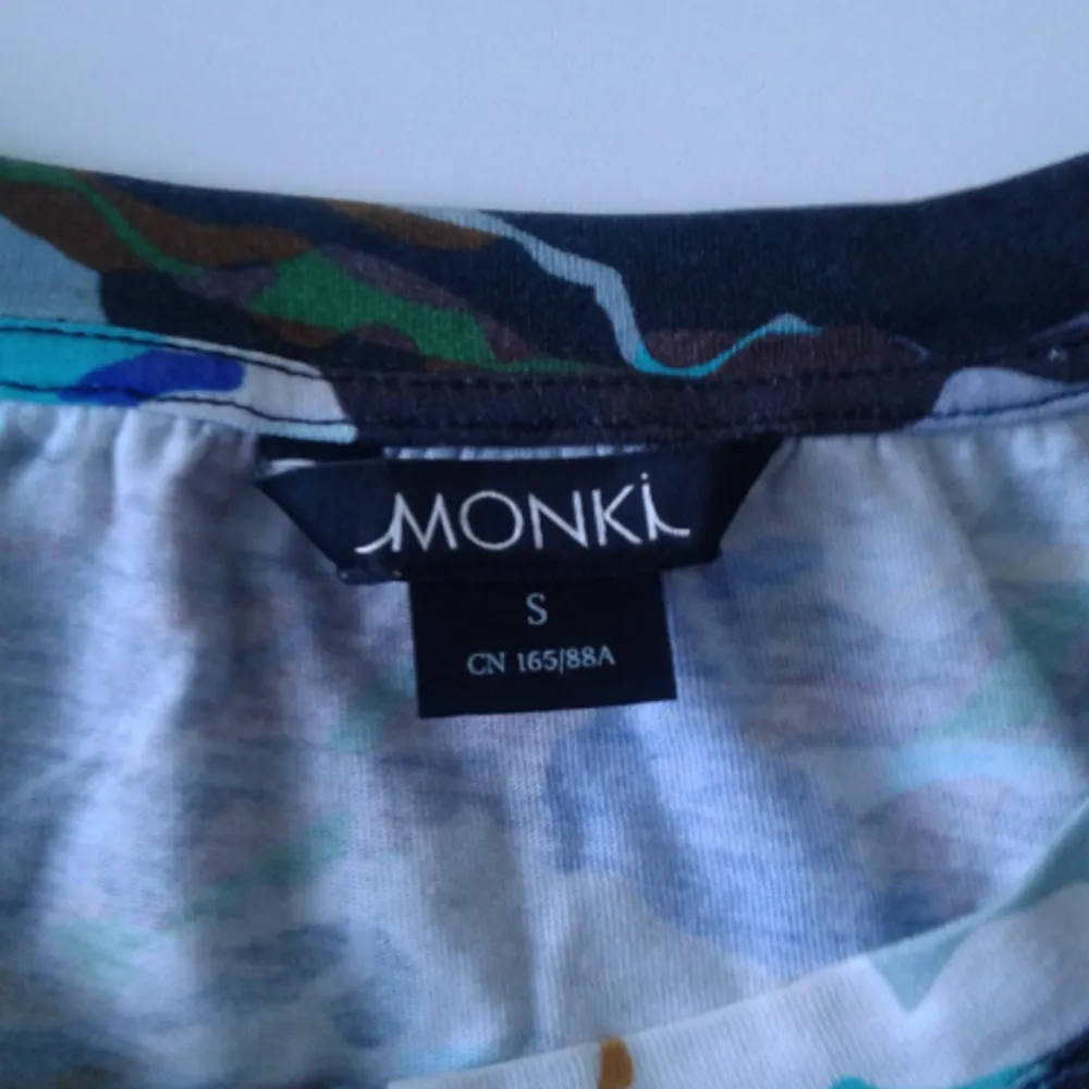 Kortare tröja från Monki säljes pga använder den aldrig, fint skick och coolt mönster! Kan skickas men köparen står för frakt👏 Betalas med swish🎉. T-shirts.