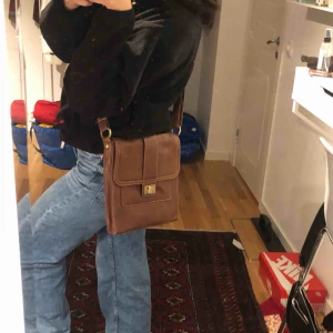  - Brun väska från second hand. Snygg och helt oanvänd!