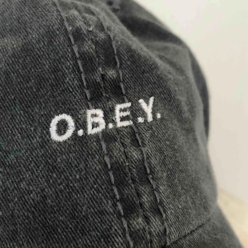 Keps från Obey, köpt på Urban Outfitters! Aldrig använd. Frakt ingår i priset, skriv gärna vid övriga frågor ♥️. Accessoarer.