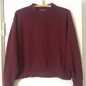  - Kort sweatshirt i vinröd färg från weekday. Frakt inkluderat i pris.