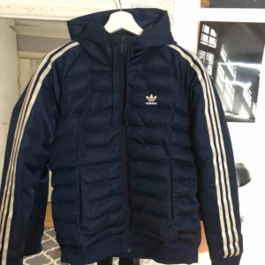  - Säljer min marinblåa adidas jacka då jag tröttnat köpt i oktober 2018 