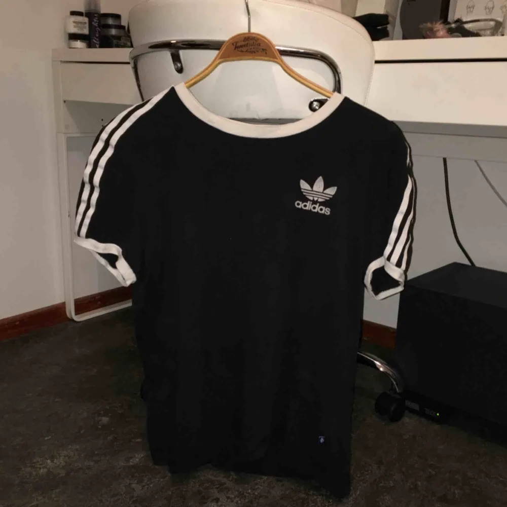 Adidas tröja i bra skick. Använd ganska många ggr. Frakt inräknad i priset💸. T-shirts.