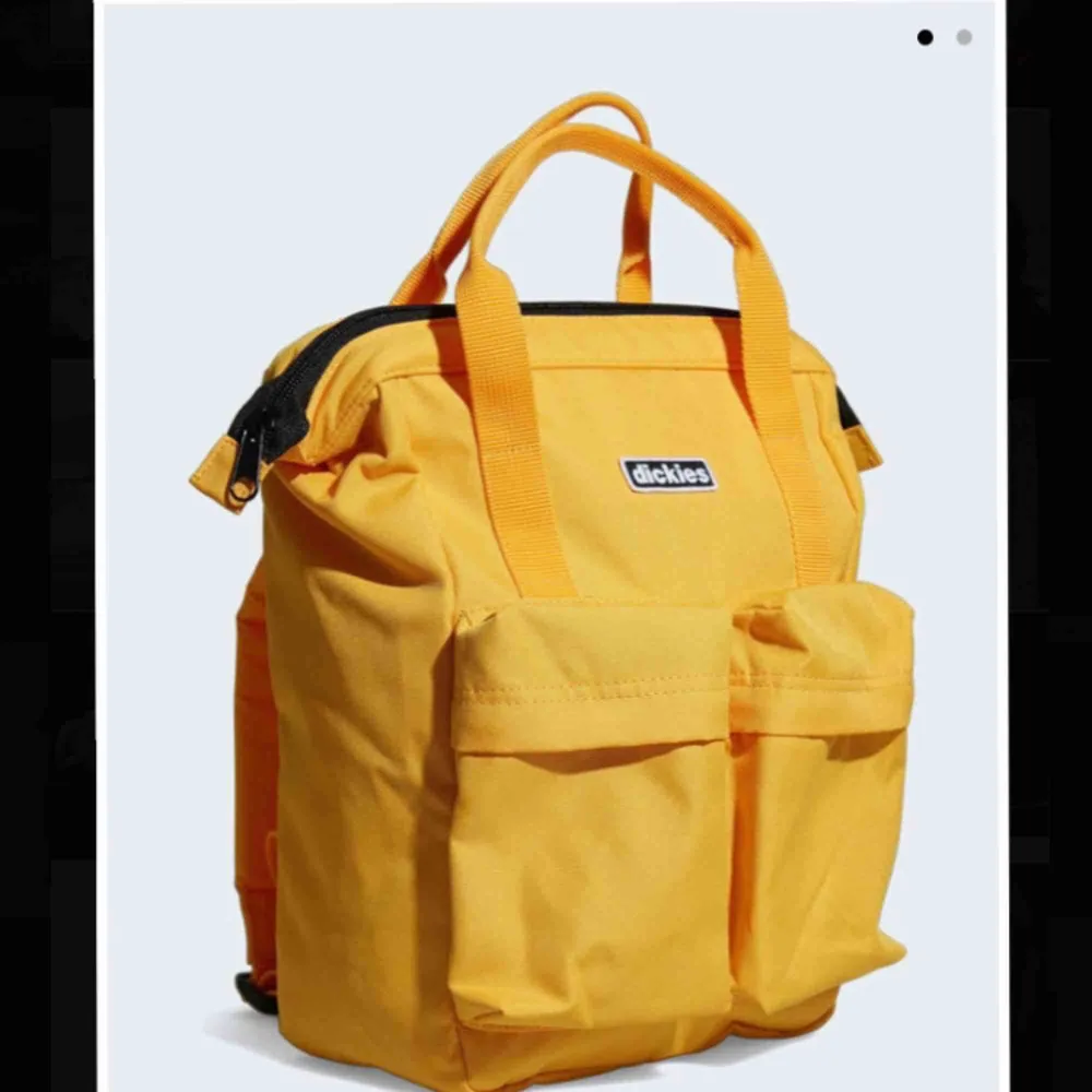 Dickies-ryggsäck med bärhandtag och sköna axelremmar. Aldrig använd pga julklapp✨ Tar swish och kan frakta. Väskor.