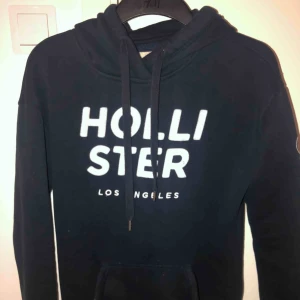 - Marinblå hollister hoodie i storlek S, fin och i bra skick!! Köparen står för frakt, kan även mötas upp. Frakt kostar 79kr 