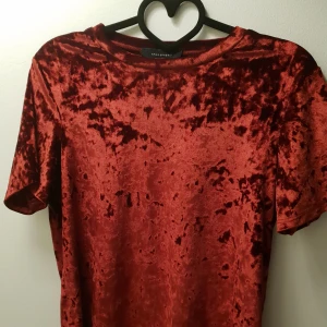  - Tröja köpt i London. Använd 3 gånger så mycket bra skick. Frakten står ni för som är 20 kr! 🌸