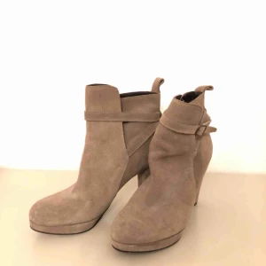  - Gråa stövletter aldrig använda! 