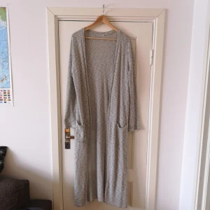  - Ankellång stickad kofta. Fin till allt från shorts till klänning! 