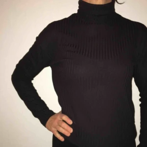  - ribbad polo från h&m. sitter inte så tight. knappt använd. frakt ingår💸