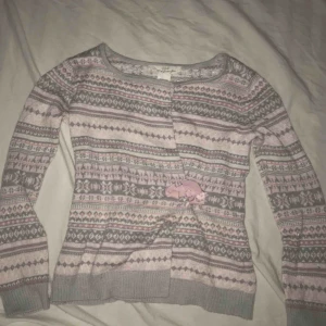  - Superfin kofta som är lite oss Molly liknande! Storlek xs Fint skick har bara använt 2-3 gånger. Har super fina Små glittrande korn. Fraktar (köparen står för fraktkostnaden)