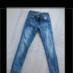  - Jeans från GinaTricot med dragkedja nere i benen. Endast testade. 