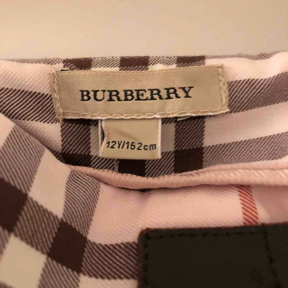 Äkta burberry kjol! Finns inte längre att köpa på burberry❤️. Kjolar.