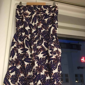  - Tropisk playsuit med bandeau top.  Swish. 