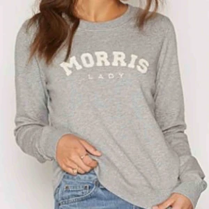  - Ljusgrå äkta Tröja från Morris med tryck. Storlek XS och i bra skick, knappt använd 