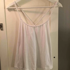  - Fint vitt linne från mango med snygg rygg 