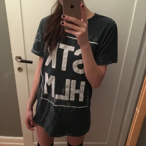  - tshirt i herrmodell strlk large men kan också användas som tshirt klänning. det står ”stkhlm” på och har lite marmor effekt. möts upp i stockholm🌼