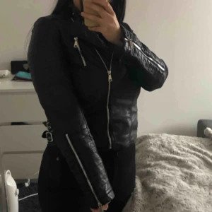  - helt oanvänd bikerjacka i storlek L, till & me lappen är kvar.
