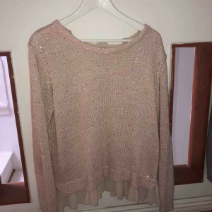  - Tröja från Ester Elenora, köpt för 900kr. Vissa trådar som har släppt men de går bara att klippa bort. Köparen står för frakten, allt ska bort