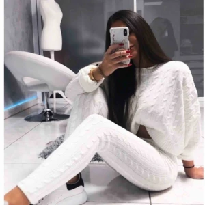  - Säljer en stickad mysdress från DM retro. Aldrig använd, endast testad. Dem beskriver den som One size, men jag skulle säga att den är som S. Dom säljer den för 799:-, jag säljer för 600 kr, aldrig använd.