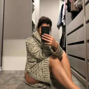  - Mysigaste stickade tröjan, med slit på sidorna😍😛 Köparen står för frakten (60kr)