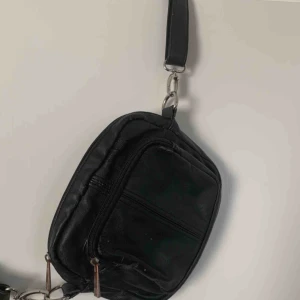  - ✨⭐️mag/axelväska. justerbart band. endel slitningar på tyget. väldigt bekväm. möts i sthlm eller står köparen för frakt. ✨⭐️