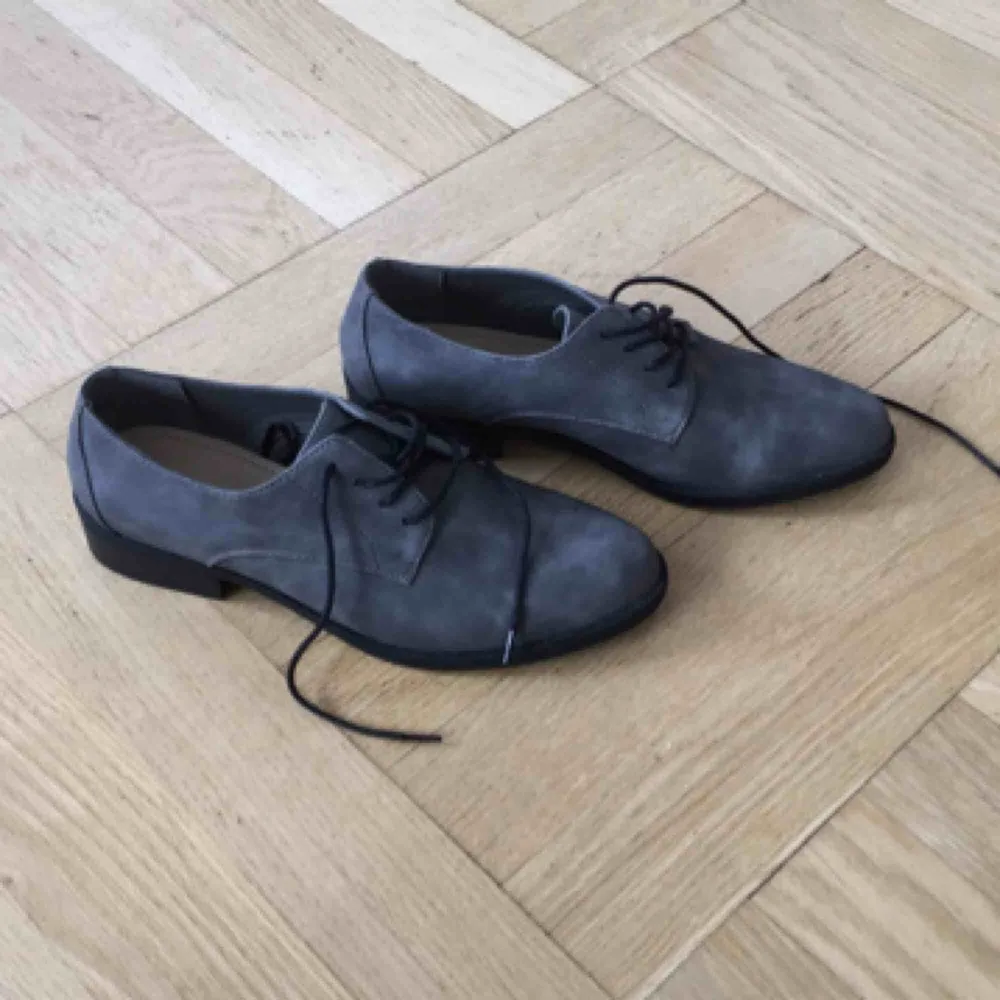 Ett par tjusiga grå skor som tråkigt nog inte är min stil riktigt 💛 Aldrig använda och frakt tillkommer eller så kan vi mötas upp i Mariestad ☀️. Skor.