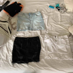  - Alla kjolar tillsammans för 200kr! Dom ör i väldigt bra skick!  Vit och svart är i storlek 34 och kommer från hm Blåa är från zara och är i storlek s