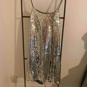  - Ny klänning som jag köpte till nyår för 599 men blev ej att jag använde den. Säljs med lappen kvar