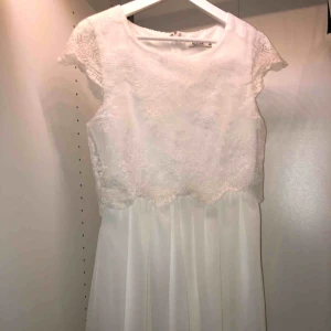  - Fin sommarklänning till student eller skolavslutning, endast använd 1 gång! Köpt från Nelly NYPRIS:700kr