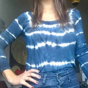  - Batiktröja handgjord av min syster. 90 kr pp  Mjuk bomull. Strlk S. Längd46 Ärm59 Byst88