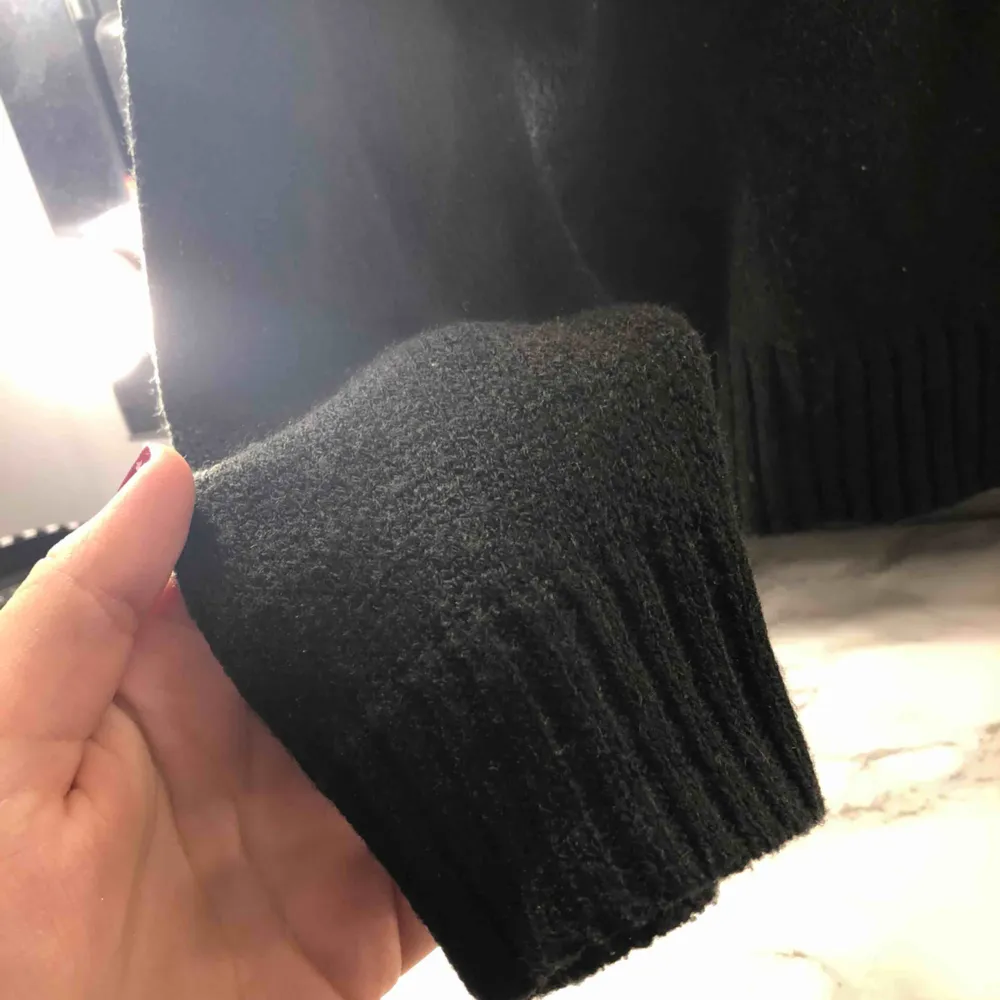 Skön oanvänd svart stickad tröja med liten slits på sidan.  Köparen från för eventuell frakt!. Stickat.