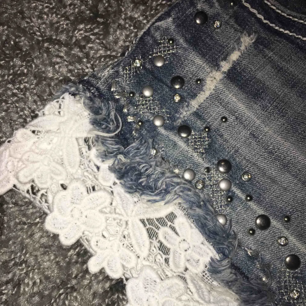 Blåa jeans shorts från miss me med snygga silver detaljer och spets. Nypris 600kr. Shorts.