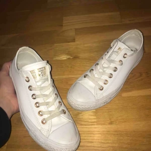 - Vita skinn Converse med guldiga detaljer, fina och fräscha till vår och sommar! 