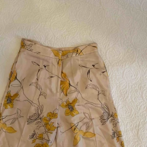  - Sjukt fina byxor från H&M! Säljer pga för små!! 