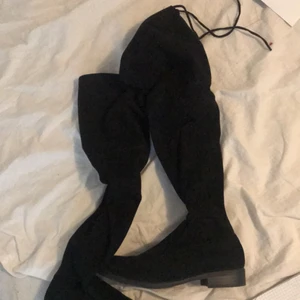  - Fina over knees i mocka. Väldigt sköna med snörning där bak. Skulle även kunna passa en 39. Använda 2 gånger & inköpta för 599 kr. Frakten kan vi dela på!