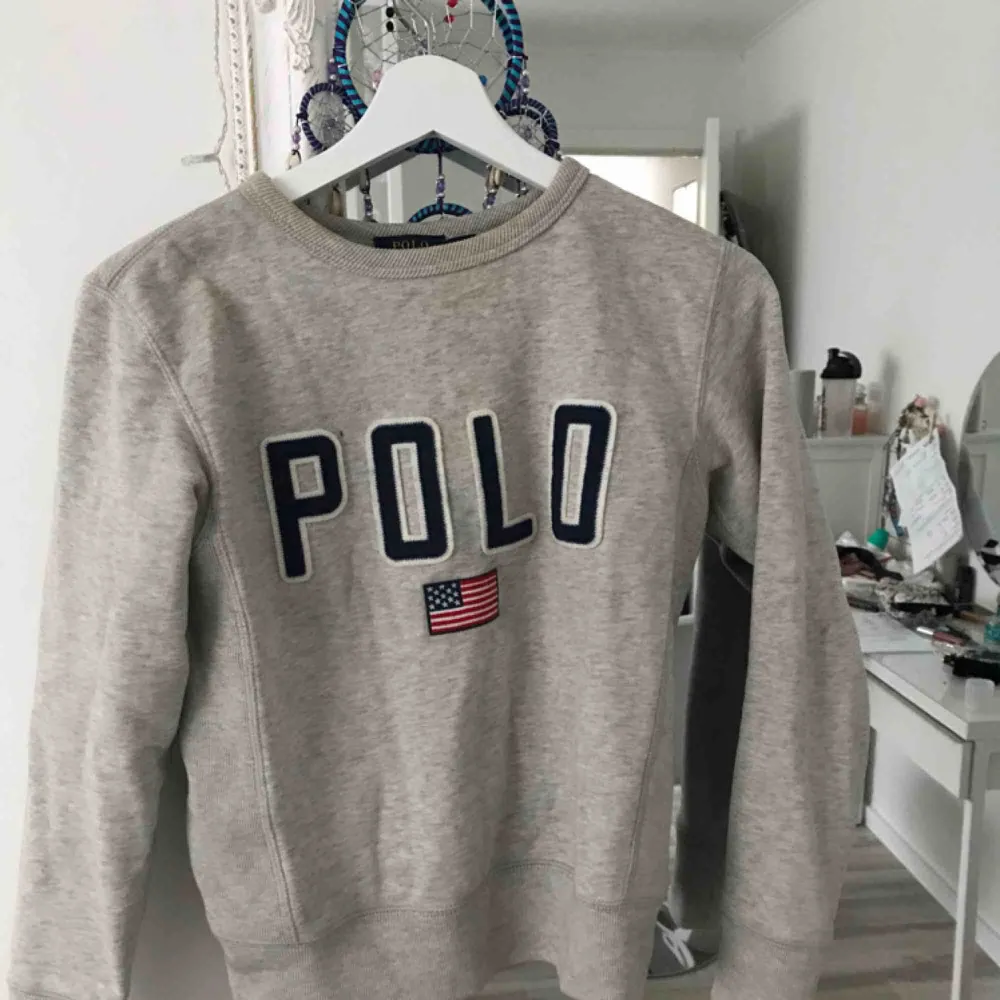 Väldigt skön och varm tjocktröja från Ralph Lauren, nypris 1000kr och endast andvänd ett fåtal gånger så den är i väldigt bra skick. Hoodies.