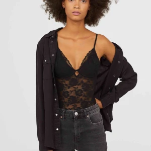  - Svart spetsbody från HM. Frakt tillkommer. 