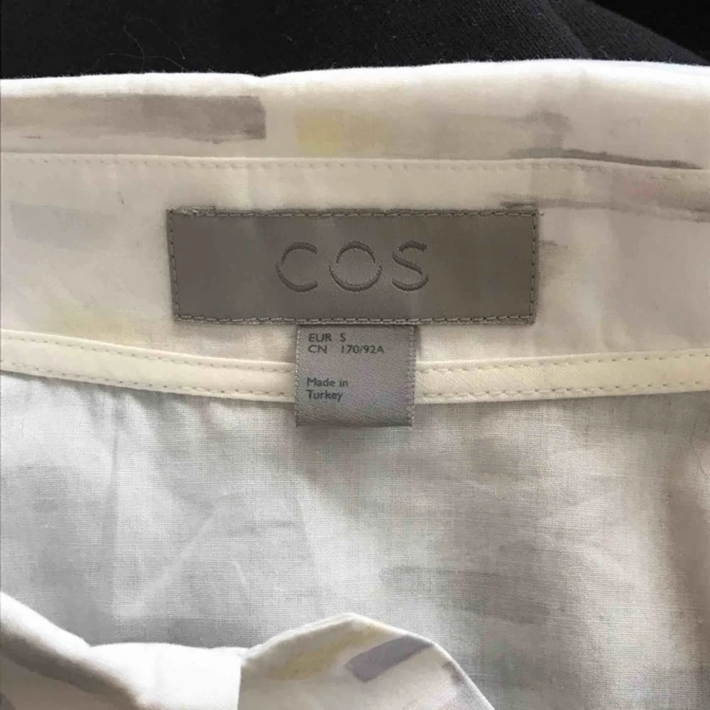 Skjorta från Cos i storlek S. Lite oversizad. Skjortor.