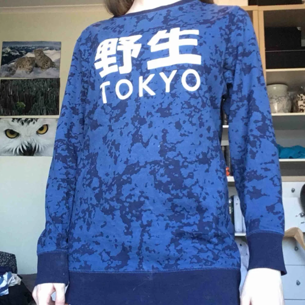 Sweatshirt från H&Ms killavdelning med kanji- och ”tokyo”-tryck. 🗾🏙 Vid frakt betalar köparen frakt (60 kr) 🚨. Hoodies.