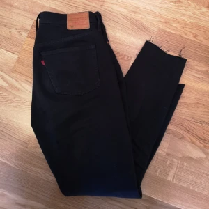  - Svarta byxor från levi's. Har croppat dem lite själv vilket man ser på första bilden men jag skulle inte säga att de är korta i längden pga detta. Frakt betalas av köpare😊