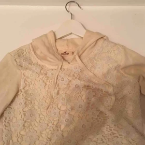  - En krämvit kort hoodie från Hollister. Jag har tagit bild både med och utan blixt. Vi möts gärna upp i Stockholm men om frakt betalar köparen det