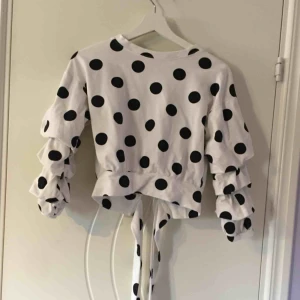  - Aldrig använd topp. Volang på armarna. Köpare står för frakt :)