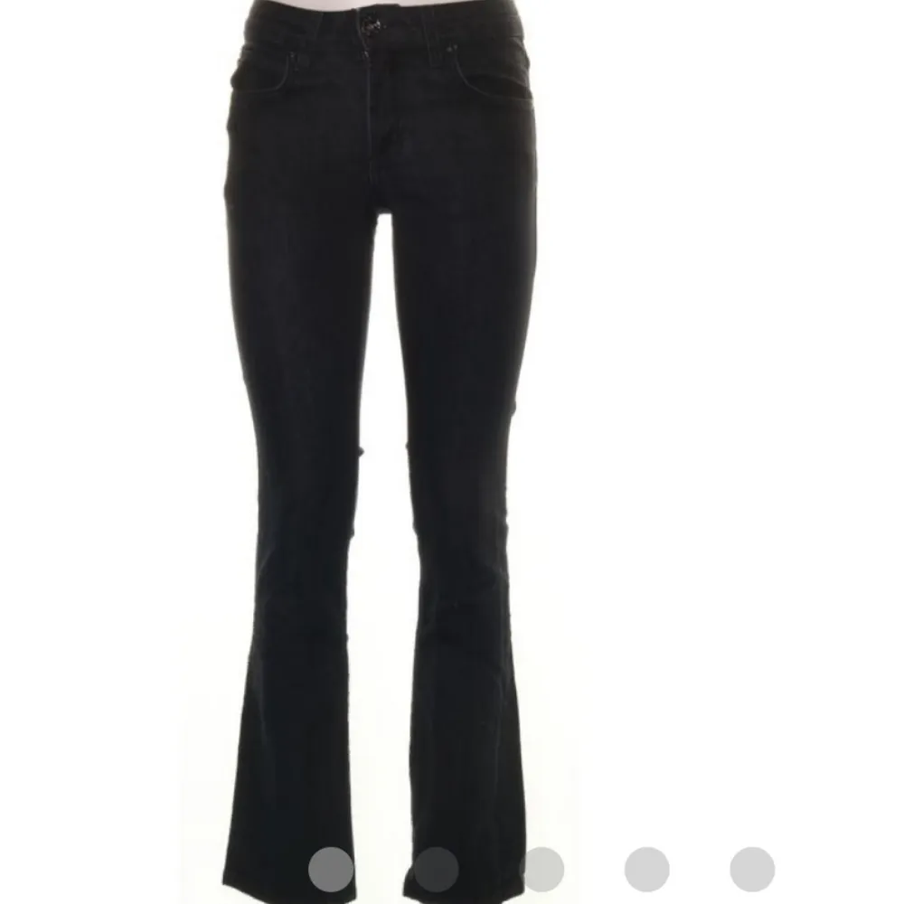 Svarta bootcut jeans från ginatricot i modellen perfect jeans. Storlek 27/32 passar XS-S. Bra skick förutom att det har lossnat färg på metallknappen. Frakt kostar 55 kr om man vill få dom fraktade 🌟. Jeans & Byxor.